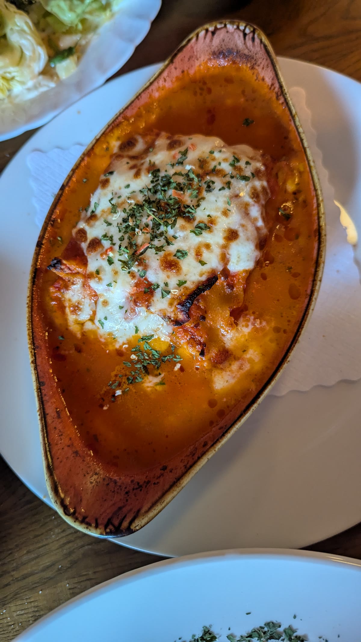 Lasagne al Forno in einer Auflaufform, mit Mozzarella überbacken