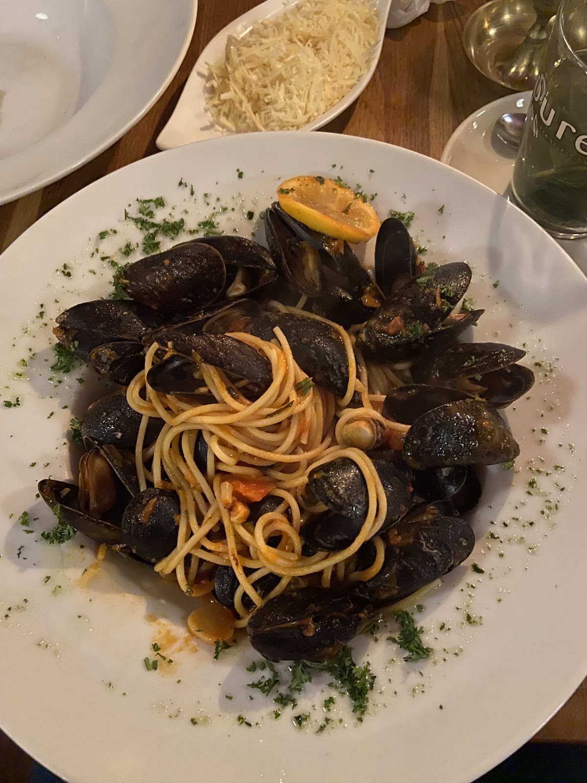 Spaghetti mit Miesmuscheln in Tomatensauce, mit Zitrone und Petersilie